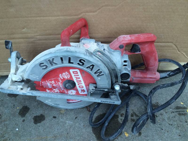 lot 12 image: Skillsaw 15 Amp 7-14 in. Magnesium Worm Drive with Diablo Blade tested works