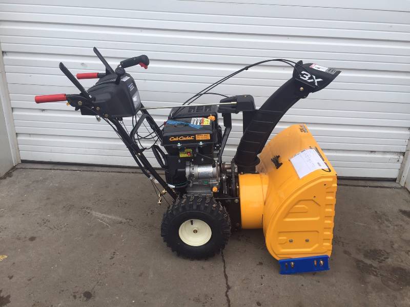 lot 44 image: Clu Cadet 3X 26 in. 357cc 3-Stage Electric Start Gas Snow Blower with Power Steering and Heated Grips used tested works missing gas cap Like New