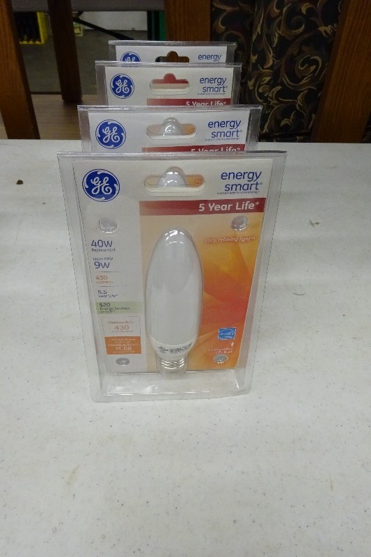lot 8 image: 4 GE 40 watt bulbs