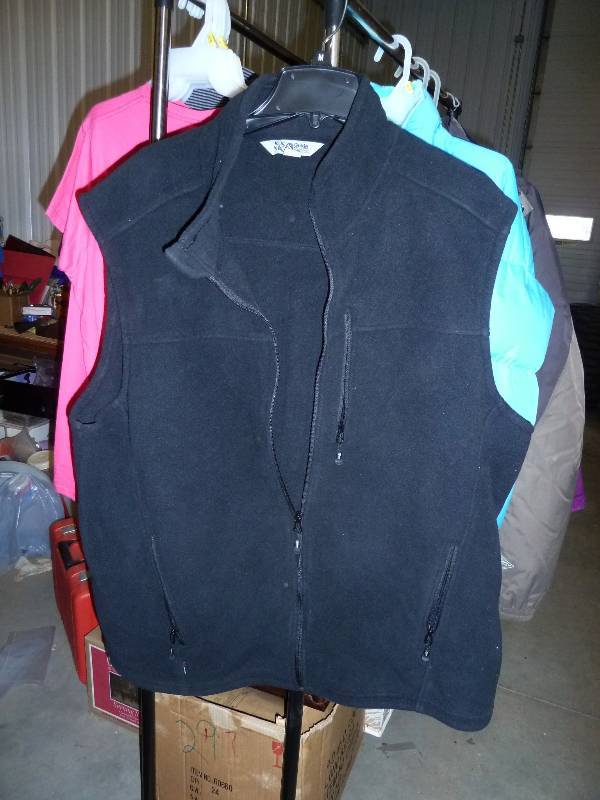 Mens 2X black fleece vest, side poc...