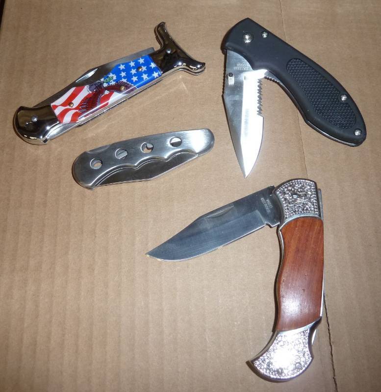 4 pocket knives...