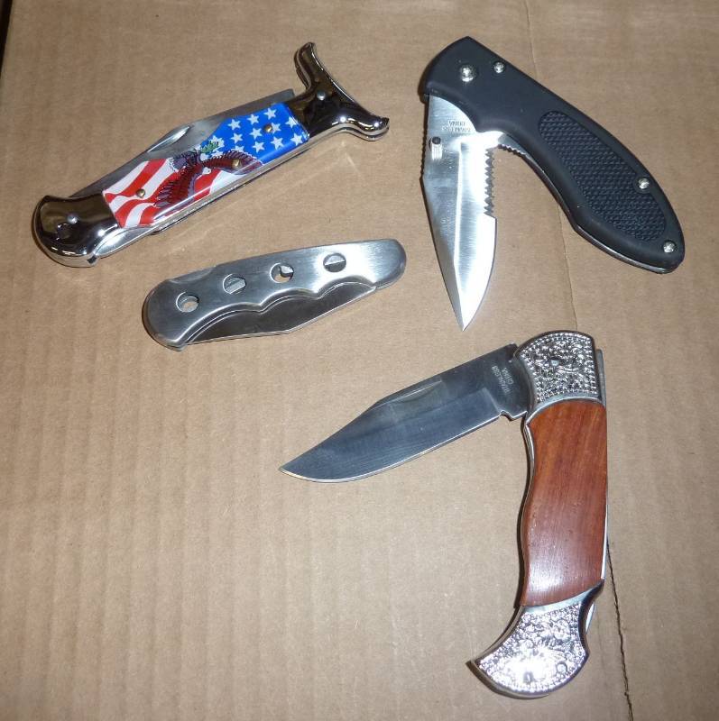 4 pocket knives...