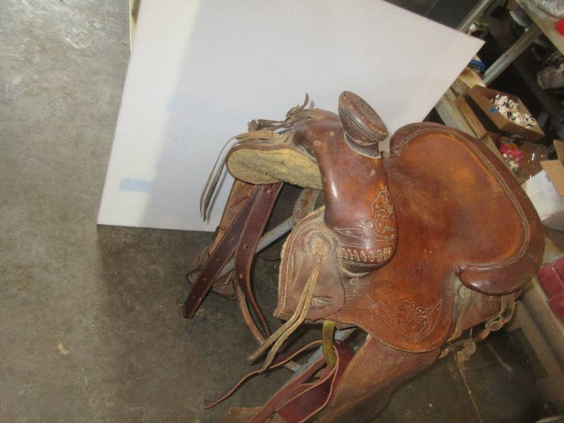 VINTAGE WESTERN SADDLE