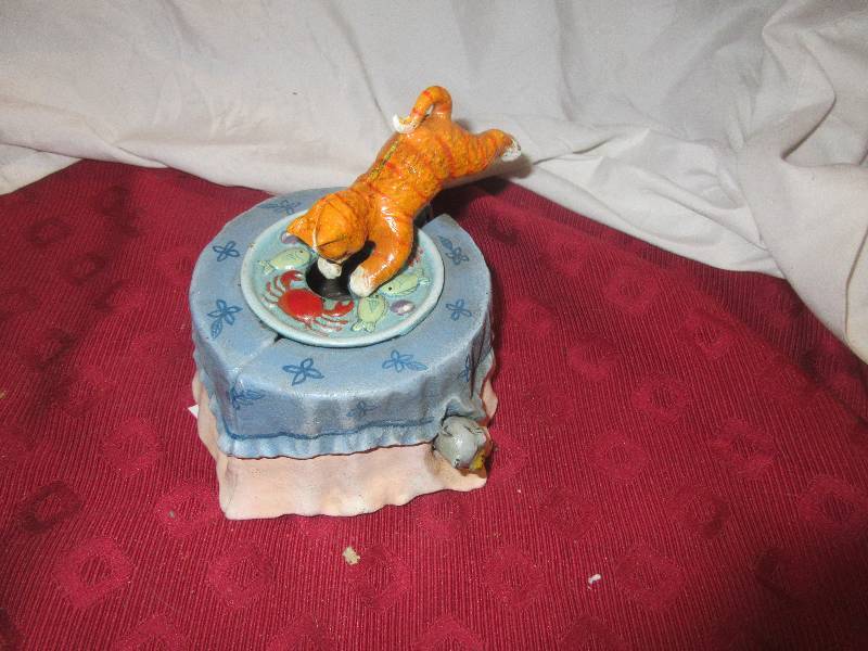 VINTAGE CAT STEALING THE FISH CAST IRON BANK