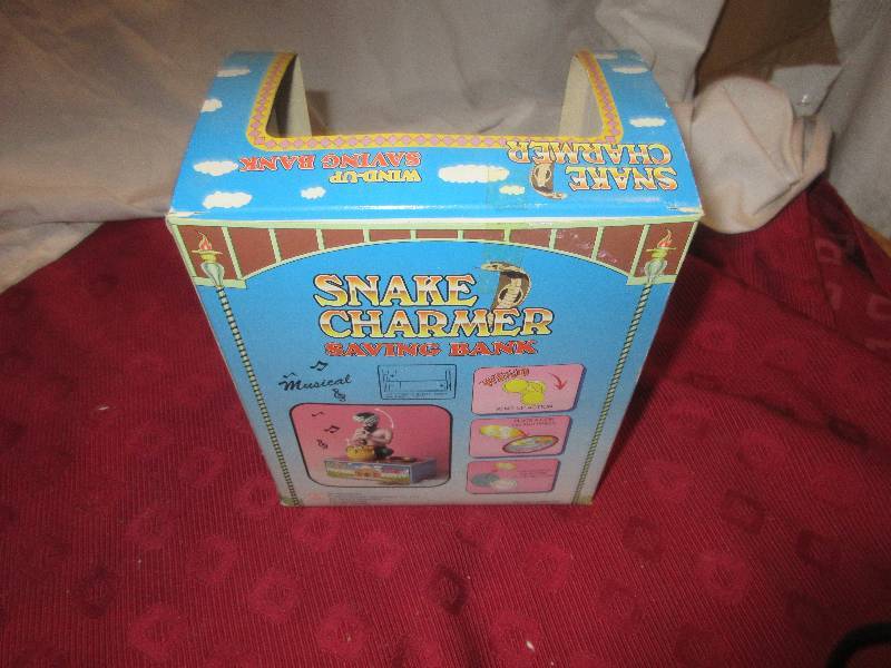 COLLECTIBLE SNAKE CHARMER WIND UP BANK