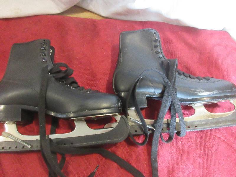 SIZE 6 ICE SKATES