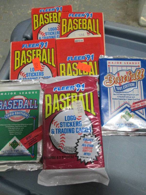 Un-opened packs of Baseball cards m...