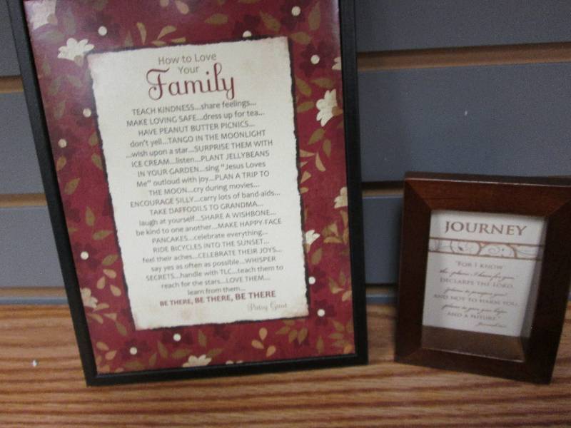 Lot of 2 inspirational plaques Fami...