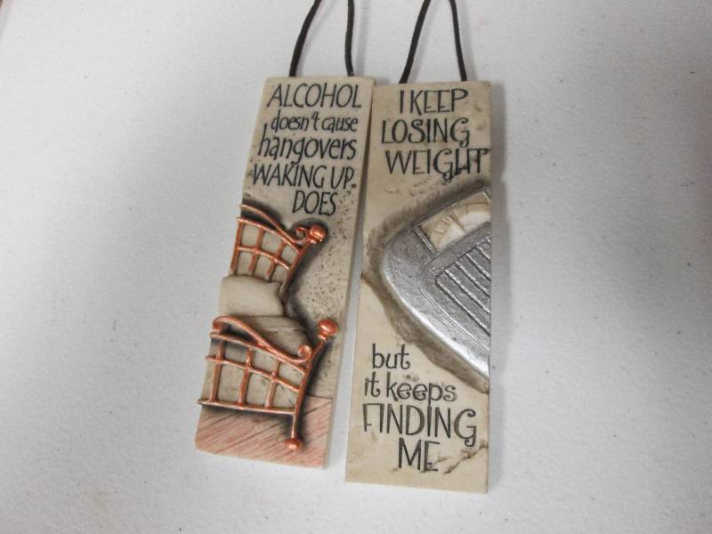Lot of 2 assorted mini plaques...