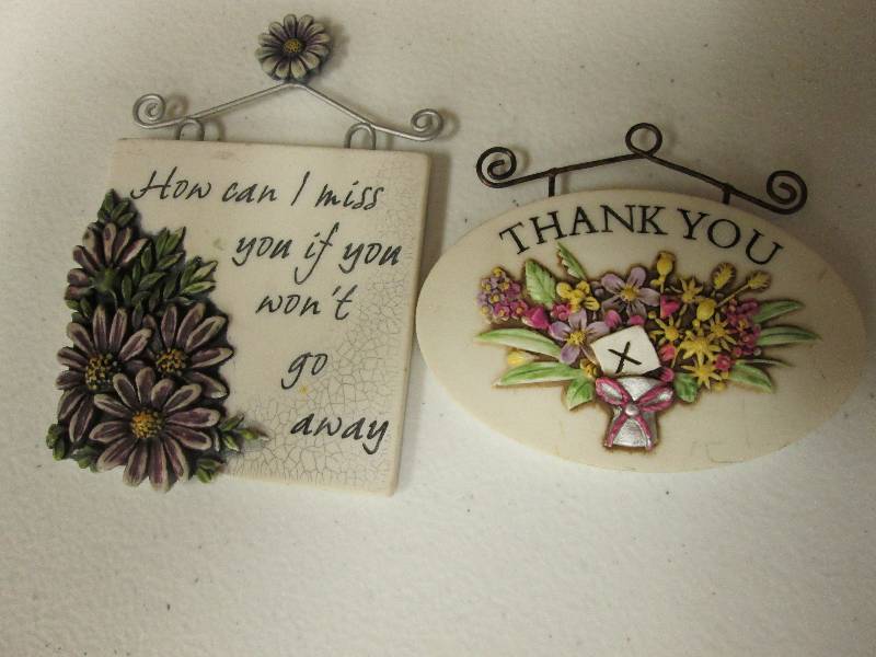 Lot of 2 assorted mini plaques...
