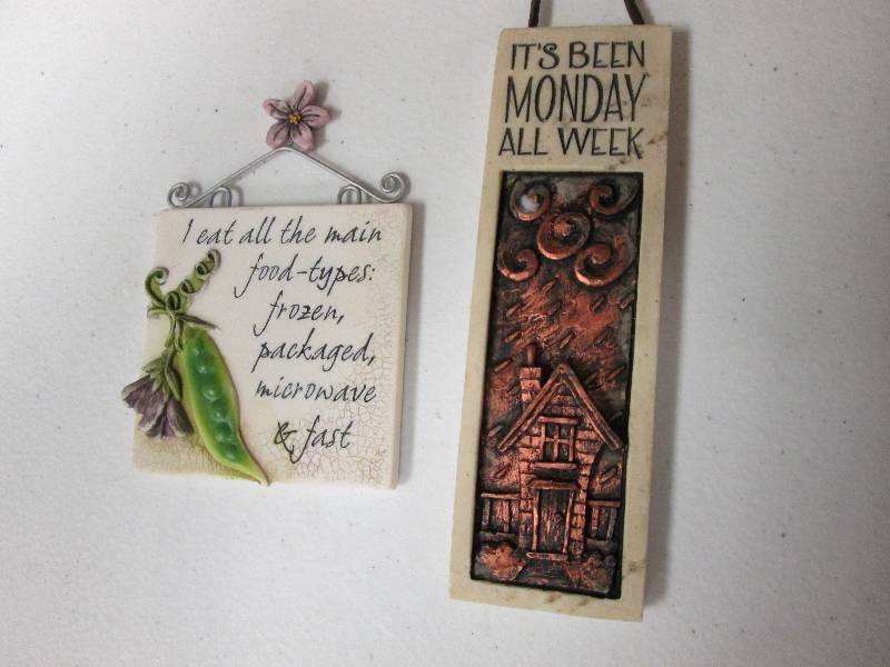 Lot of 2 assorted mini plaques...