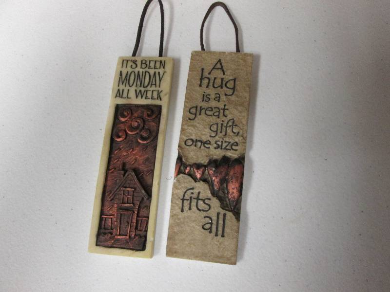 Lot of 2 assorted mini plaques...