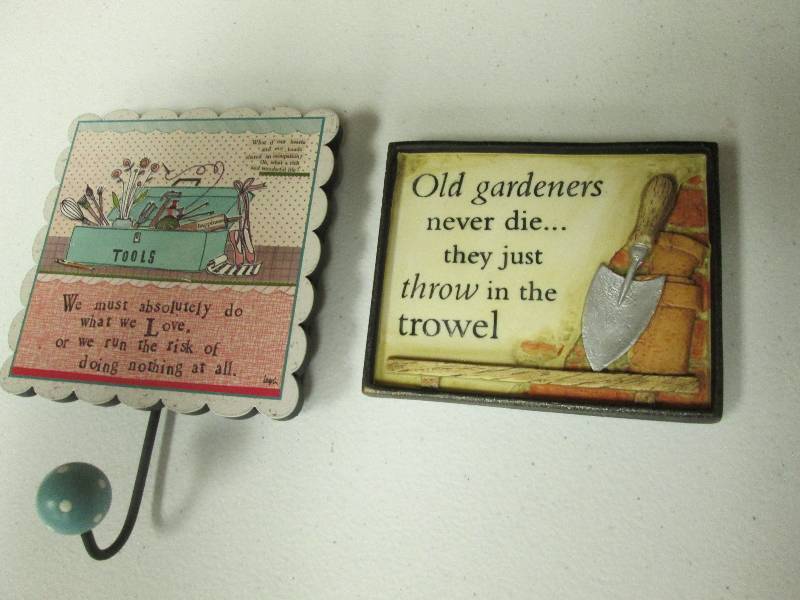 Lot of 2 small plaques Retail $14.9...