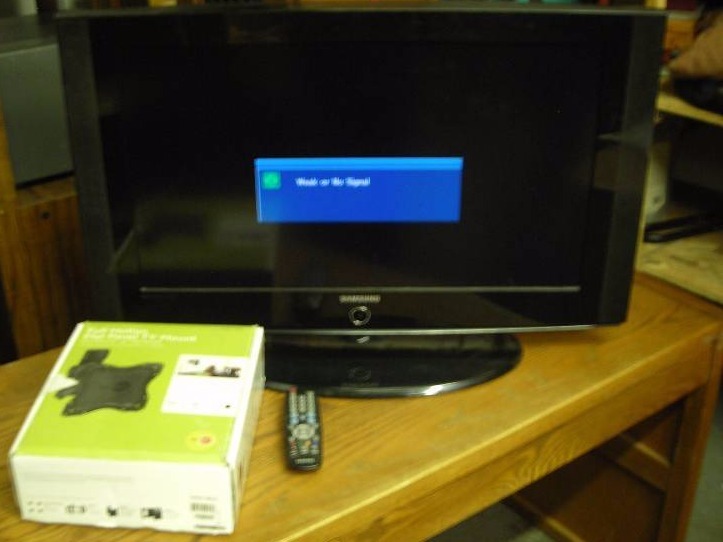 Samsung 32 Inch TV With Remote Flat Panel & Wall Mount Bracket