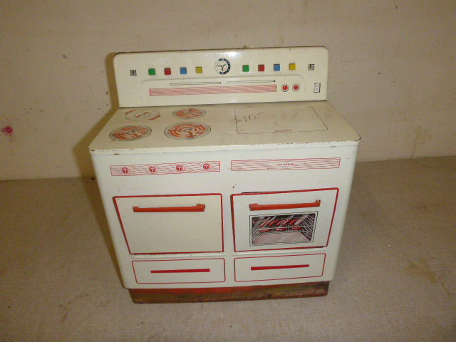 lot 13 image: Vintage Toy Stove