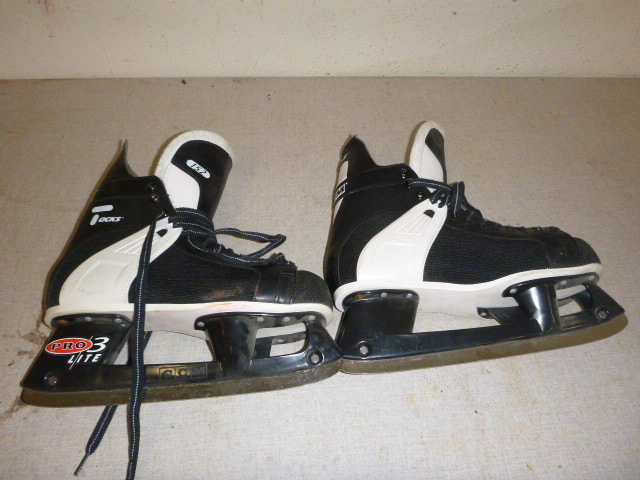 lot 20 image: CCM Tacks Hockey Skates
