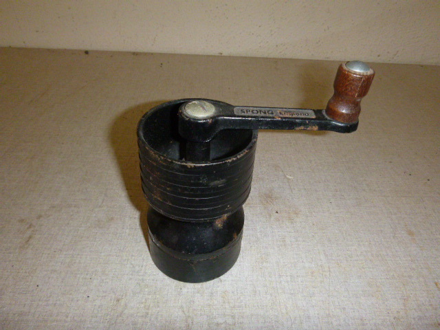 lot 21 image: Vintage Cast Iron Grinder