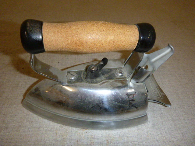 lot 22 image: Vintage Heatmaster Iron