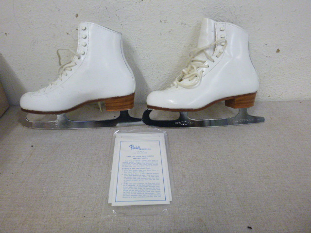 lot 33 image: Ridell Figure Skates