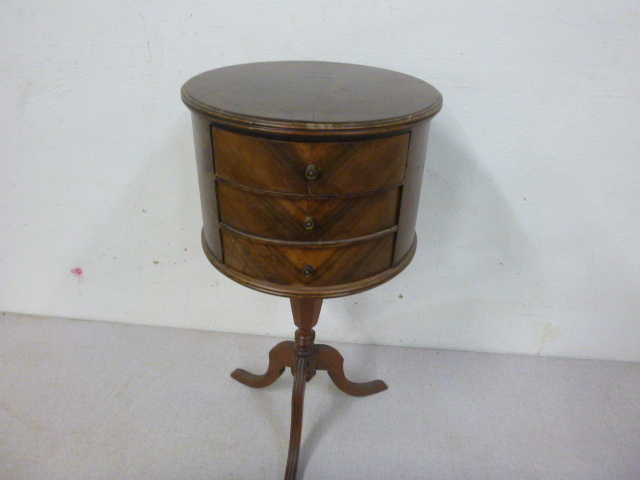 lot 76 image: Vintage Round Table