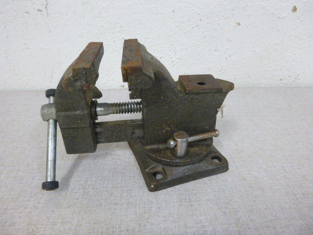 lot 87 image: Swivel Vise