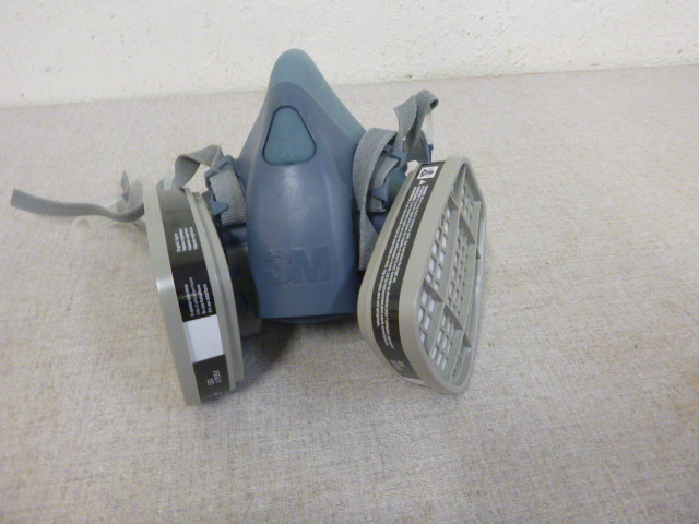 lot 90 image: 3M Respirator Mask