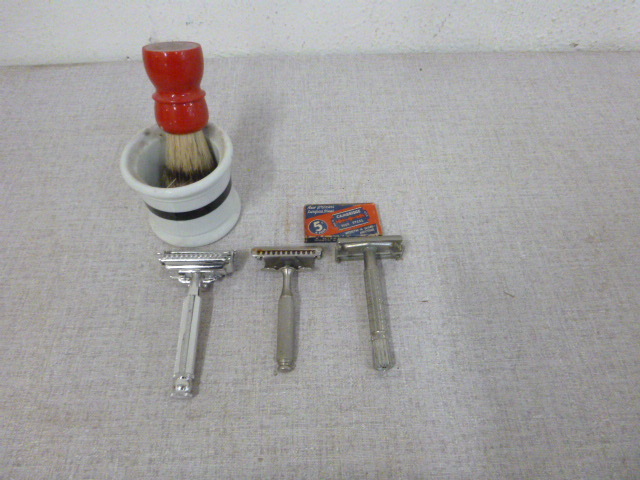 lot 96 image: 3 Vintage Razors