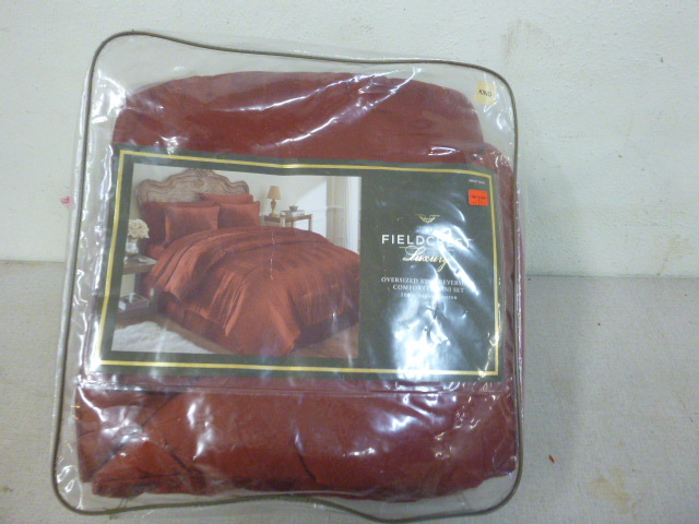 lot 142 image: Trademark Fieldcrest Comforter Set