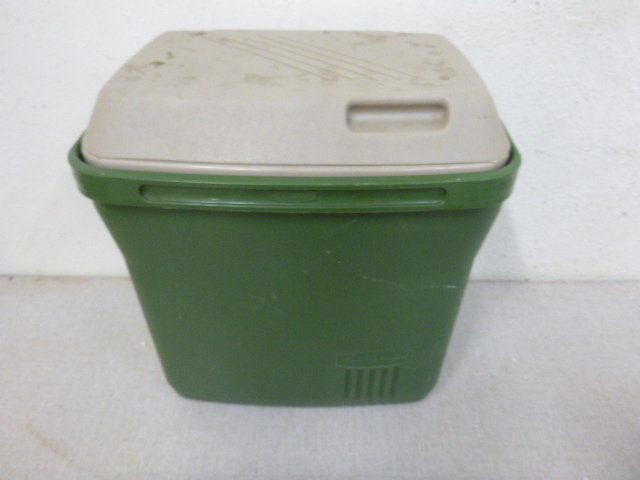 lot 153 image: Rubbermaid Cooler
