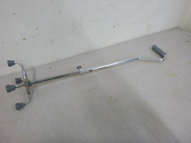 lot 165 image: Adjustable Aluminum Cane