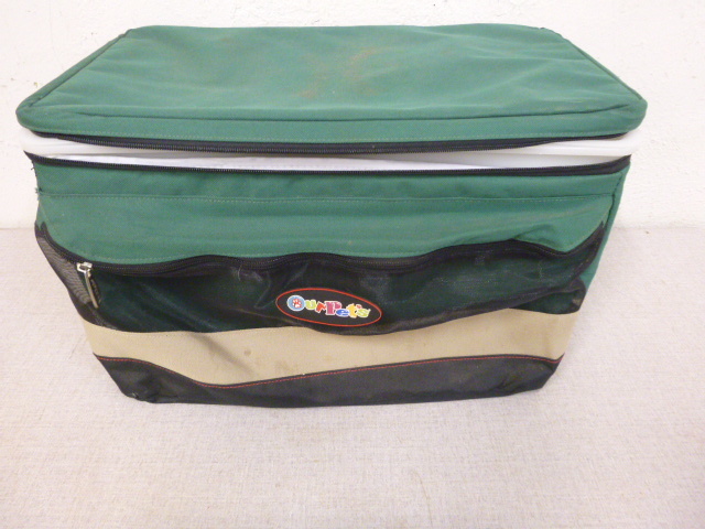 lot 184 image: Our Pets Travel Food and Water Carrier