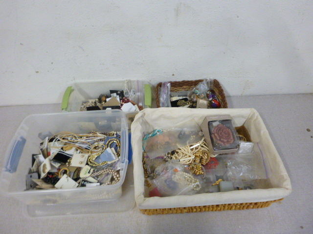 lot 189 image: Miscellaneous Costume Jewelry