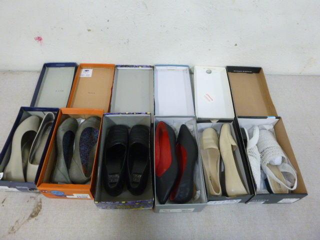 lot 213 image: 6 Pair of Womens Shoes