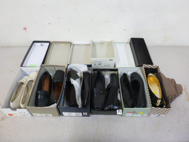 lot 214 image: 6 Pair of Womens Shoes
