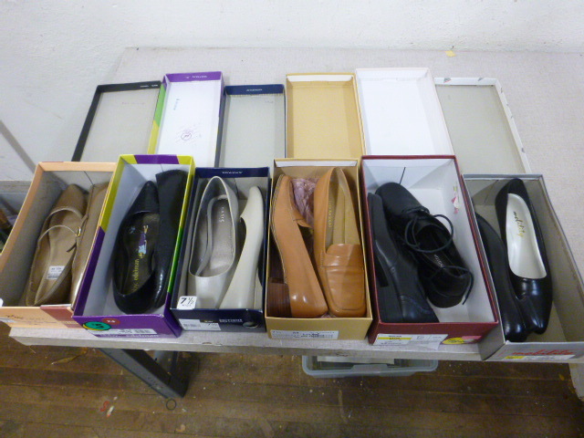 lot 215 image: 6 Pair of Womens Shoes
