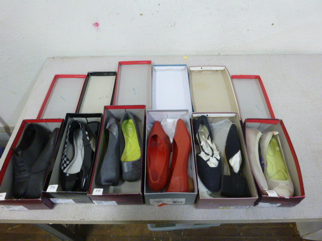 lot 216 image: 6 Pair of Womens Shoes