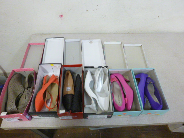 lot 218 image: 6 Pair of Womens Shoes