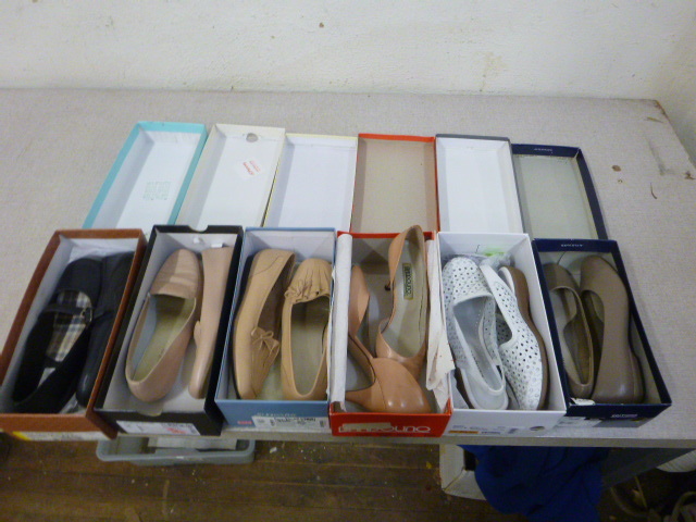 lot 219 image: 6 Pair of Womens Shoes