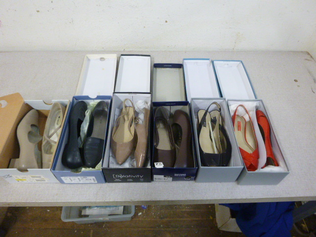 lot 220 image: 6 Pair of Womens Shoes