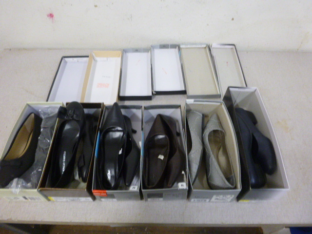 lot 222 image: 6 Pair of Womens Shoes