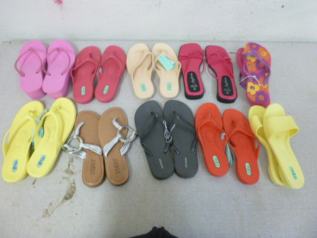 lot 225 image: 10 Pair of Flip Flops
