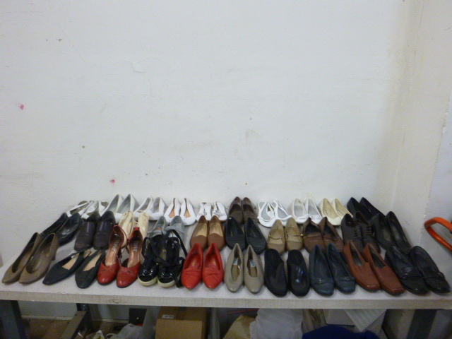 lot 231 image: Lot of Womens Shoes