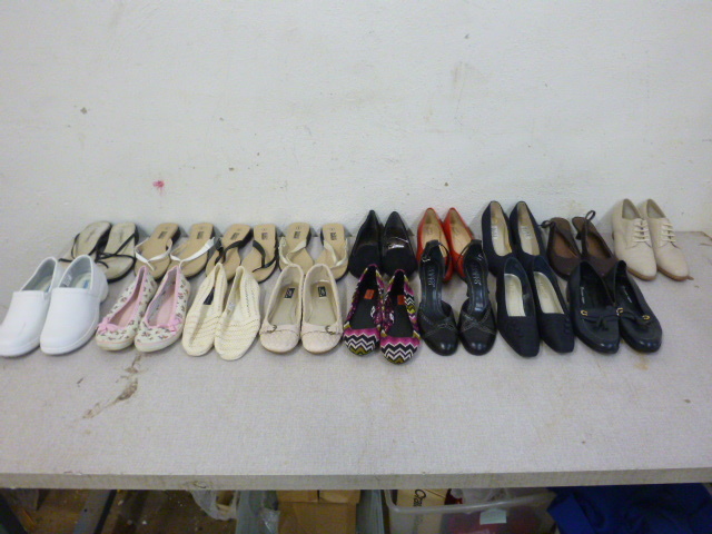 lot 232 image: Lot of Womens Shoes
