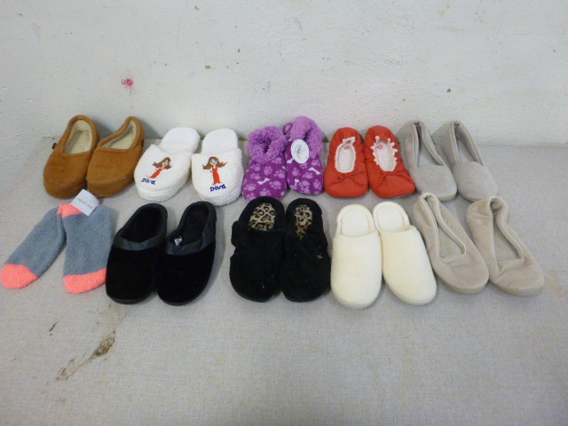lot 239 image: 10 Pairs of Slippers