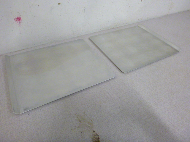 lot 271 image: 2 Aluminum Baking Sheets