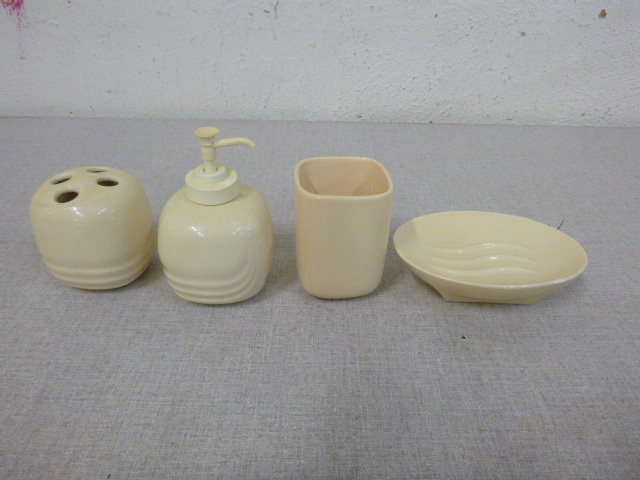 lot 291 image: Bathroom Vanity Set