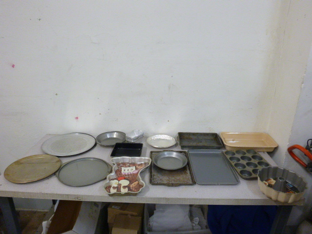 lot 294 image: Miscellaneous Bakeware