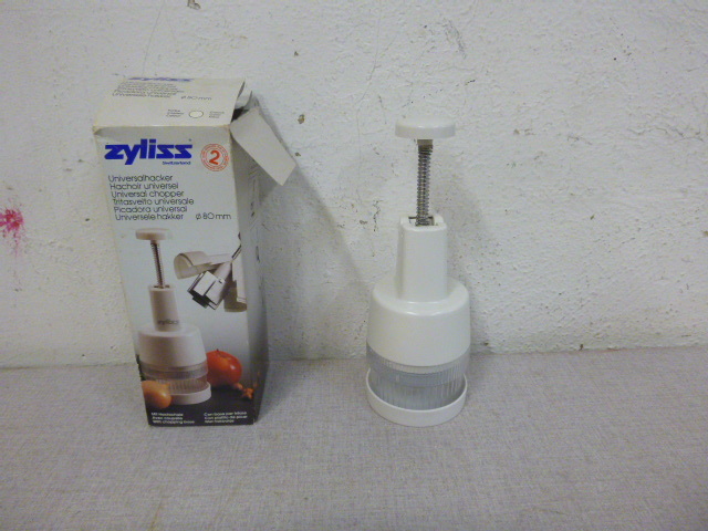 lot 313 image: Zyliss Food Chopper