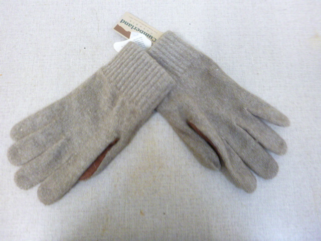 lot 324 image: New Cumberland Gloves
