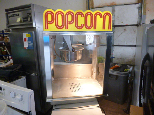 lot 2 image: Gold Medal Whiz Bang Popcorn Machine